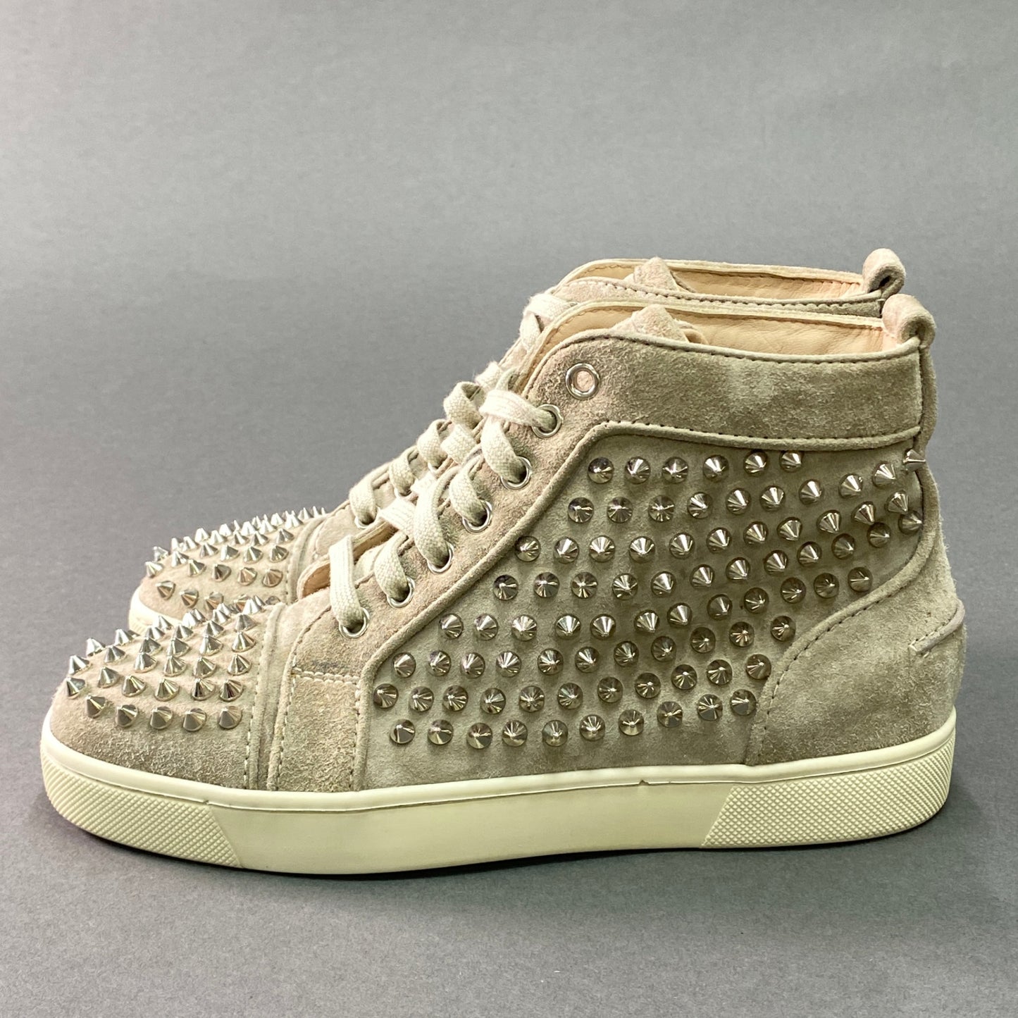 g29《極美品》 Christian Louboutin クリスチャンルブタン LOUIS WOMAN FLAT VEAU スタッズ スニーカー 36 ベージュ スエードレザー シューズ 箱有t18r