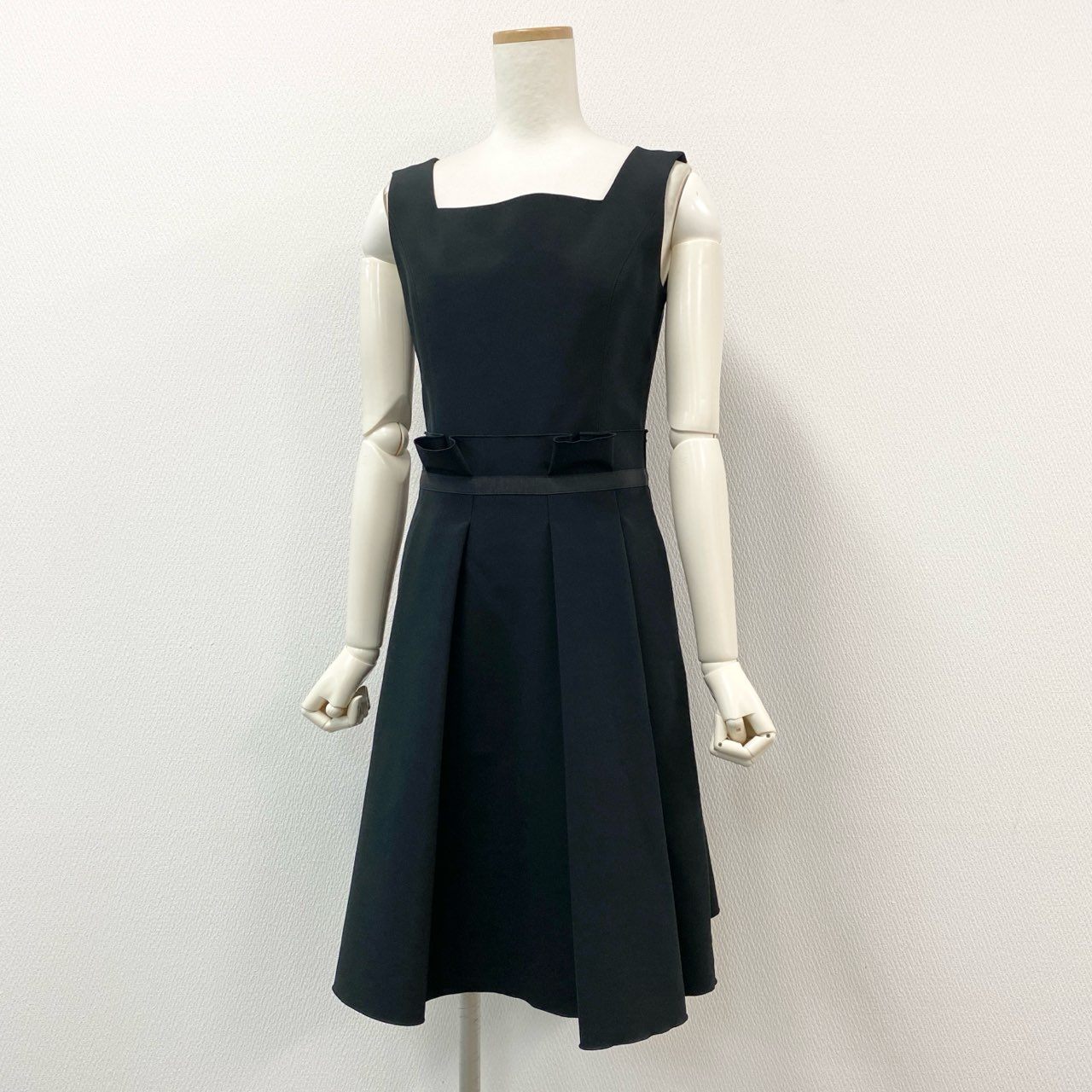 81h7《美品》 FOXEY NEW YORK フォクシーニューヨーク Little Roots Dress ノースリーブワンピース ドレス フレアスカート 日本製 スクエアネック 34022 38 ブラック レディースo07t