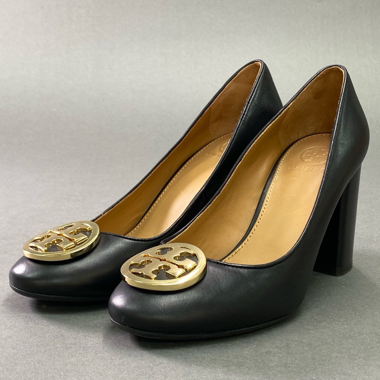 2k9 《美品》 TORY BURCH トリーバーチ Benton レザーパンプス 5.5(約22.5cm) ブラック leather ゴールドロゴ シューズ チャンキーヒール