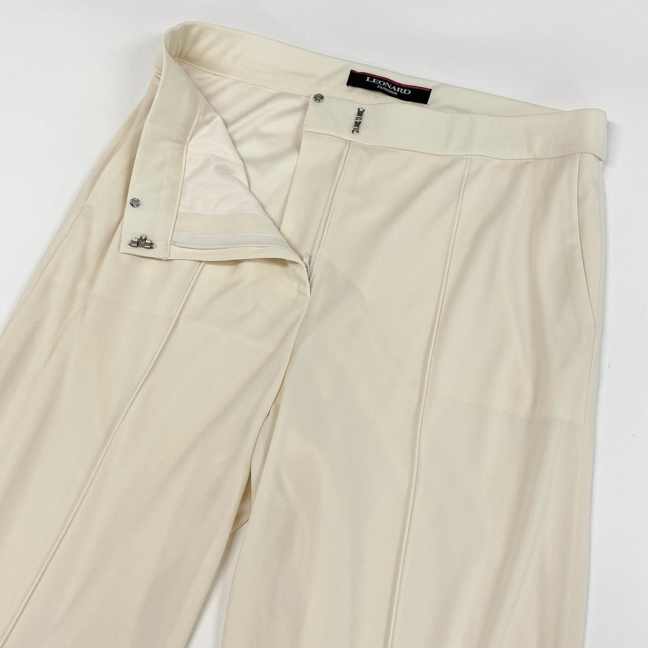 56h1 LEONARD レオナール ボトムス カンカン素材 ストレッチ ストレートパンツ プレート レディース 女性用 0183511 42 ホワイトu02t