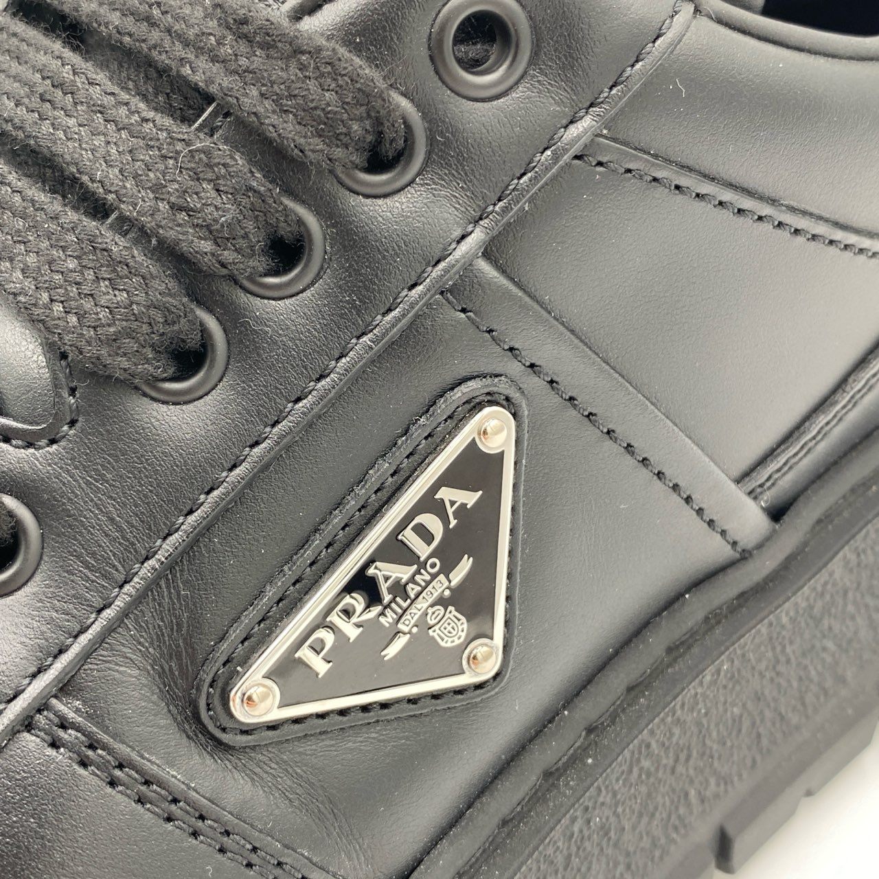 1h20《極美品》 PRADA プラダ レザースニーカー ローカット シューズ トライアングルロゴ 2EG452 サイズ7 ブラック レザー メンズk02i