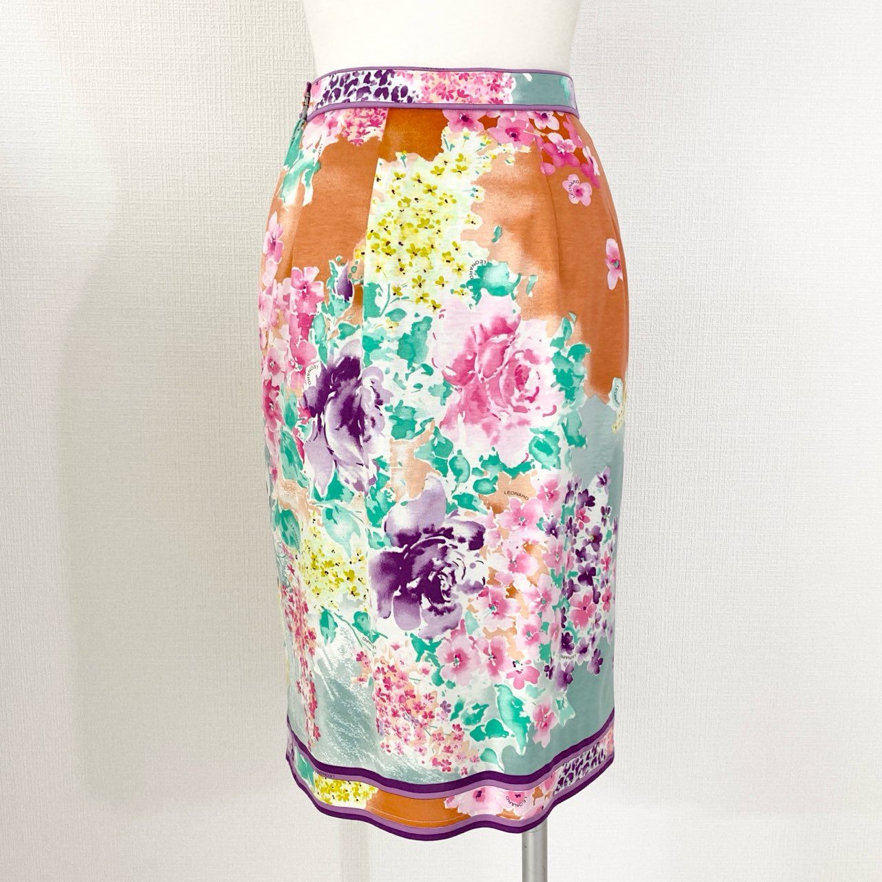 57e25 《美品》 LEONARD レオナール 美しい花柄プリント 花柄スカート 膝丈スカート タイトスカート サイズ76 マルチカラー コットン100% レディース 日本製