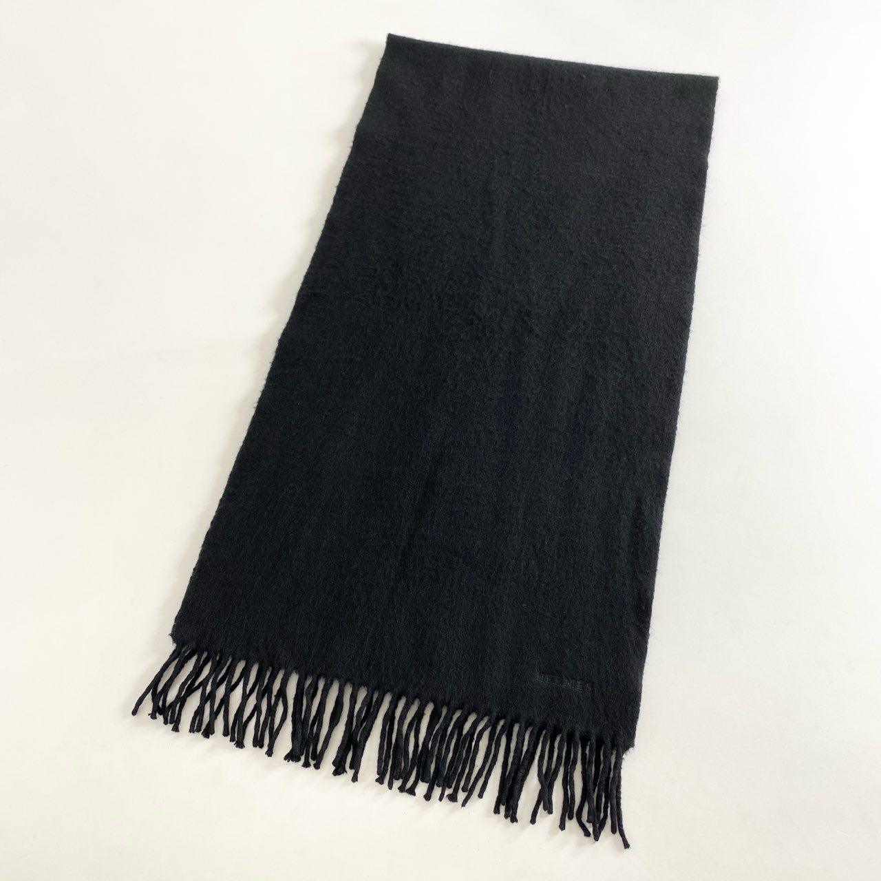 h30-2 スコットランド製 HERMES エルメス 総カシミア マフラー フリンジストール ロゴ刺繍 小物 ブラック カシミヤ100%