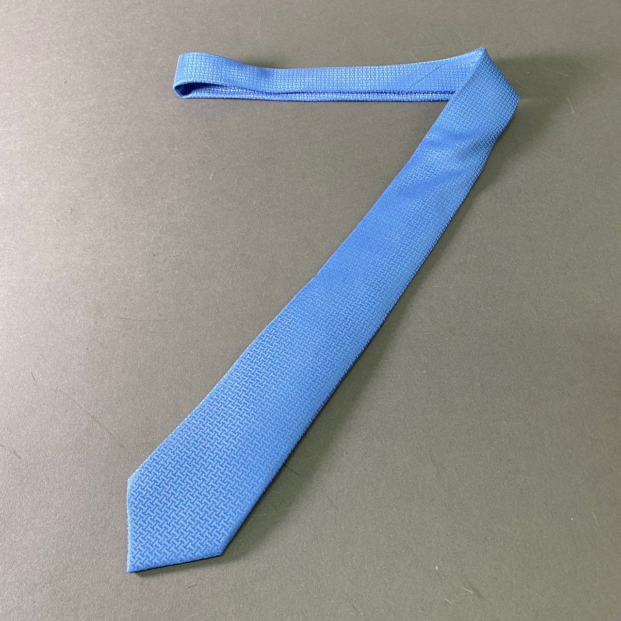 a8 【未使用保管品】 タグ付 HERMES エルメス フランス製 UPSIDE DOWN ネクタイ Hロゴ ビジネス フォーマル 033805T ブルー シルク100%