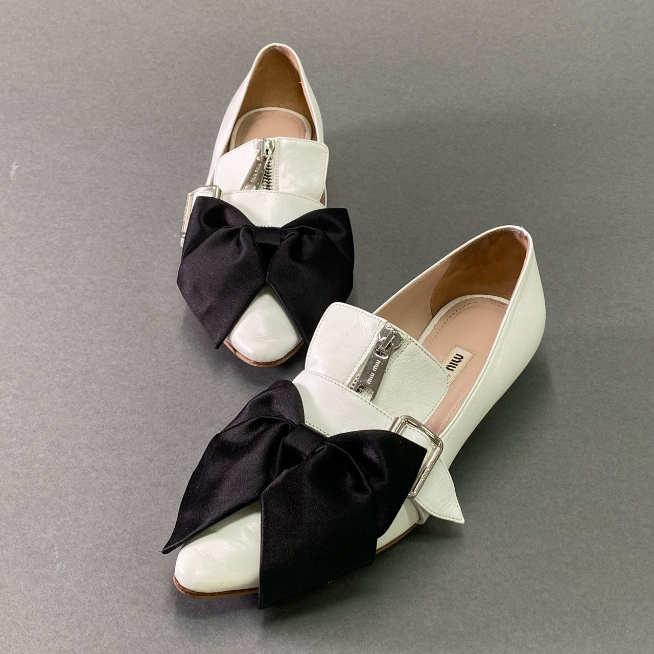 5f8 miu miu ミュウミュウ リボン付き ジップデザイン ローファー 37 1/2 ホワイト ブラック レザー フラットシューズ パンプス 箱付き