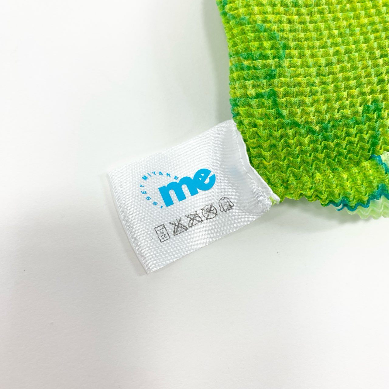 56j20 《美品》ISSEY MIYAKE me イッセイミヤケ ミー ワッフルプリーツカットソー 半袖カットソー シルエットプリント MI41FK516 F グリーン ブルー レディースu02t