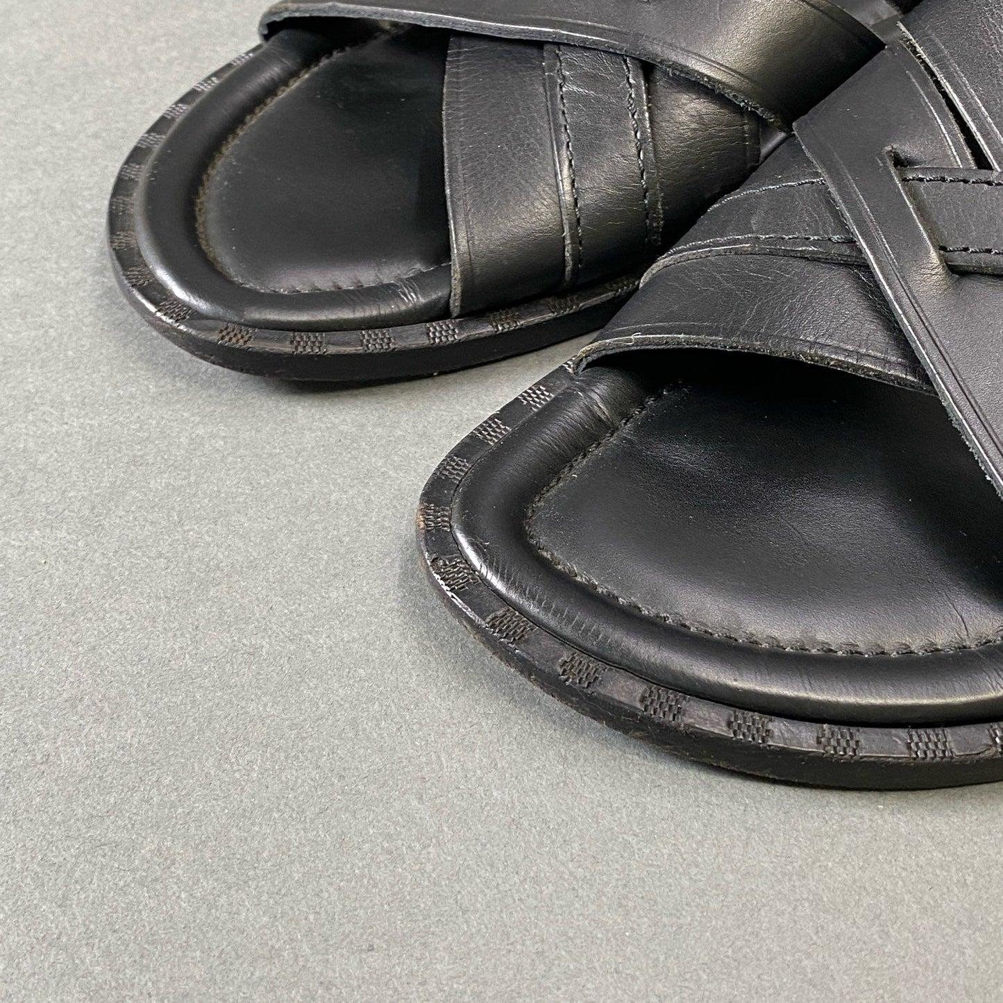 4g8《美品》 LOUIS VUITTON ルイヴィトン フラット クロスレザー サンダル 8 ブラック Leather シューズ イタリア製