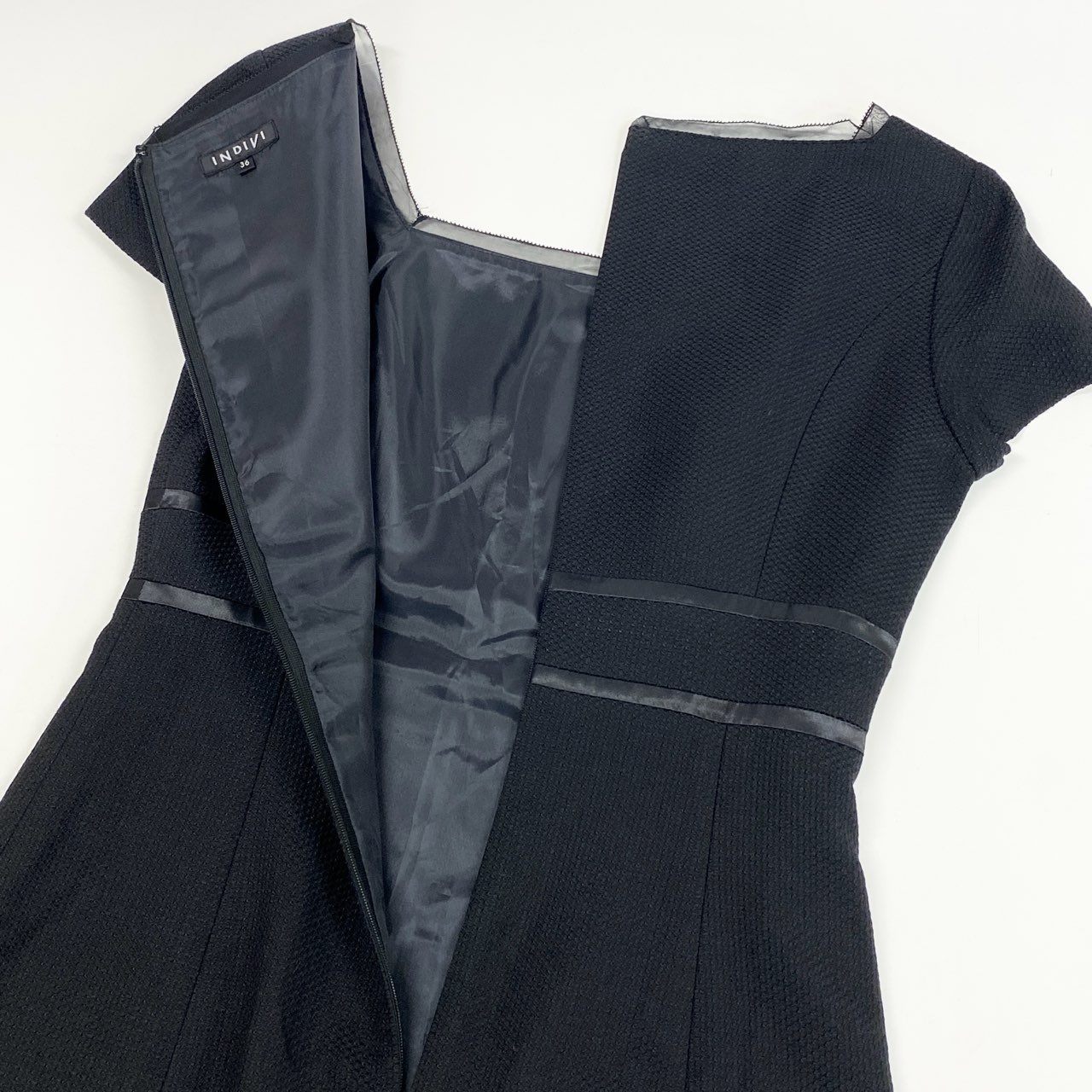 77j28《美品》INDIVI インディヴィ ジャケット ワンピース  セレモニースーツ フォーマル 127-42012 36サイズ ブラック レディースu02t