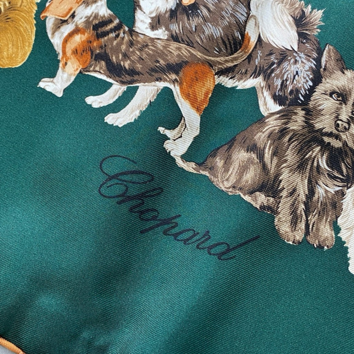 h21【未使用】Chopard ショパール シルクスカーフ 大判スカーフ Dog 犬 ワンちゃん柄 グリーン系 シルク100k02i