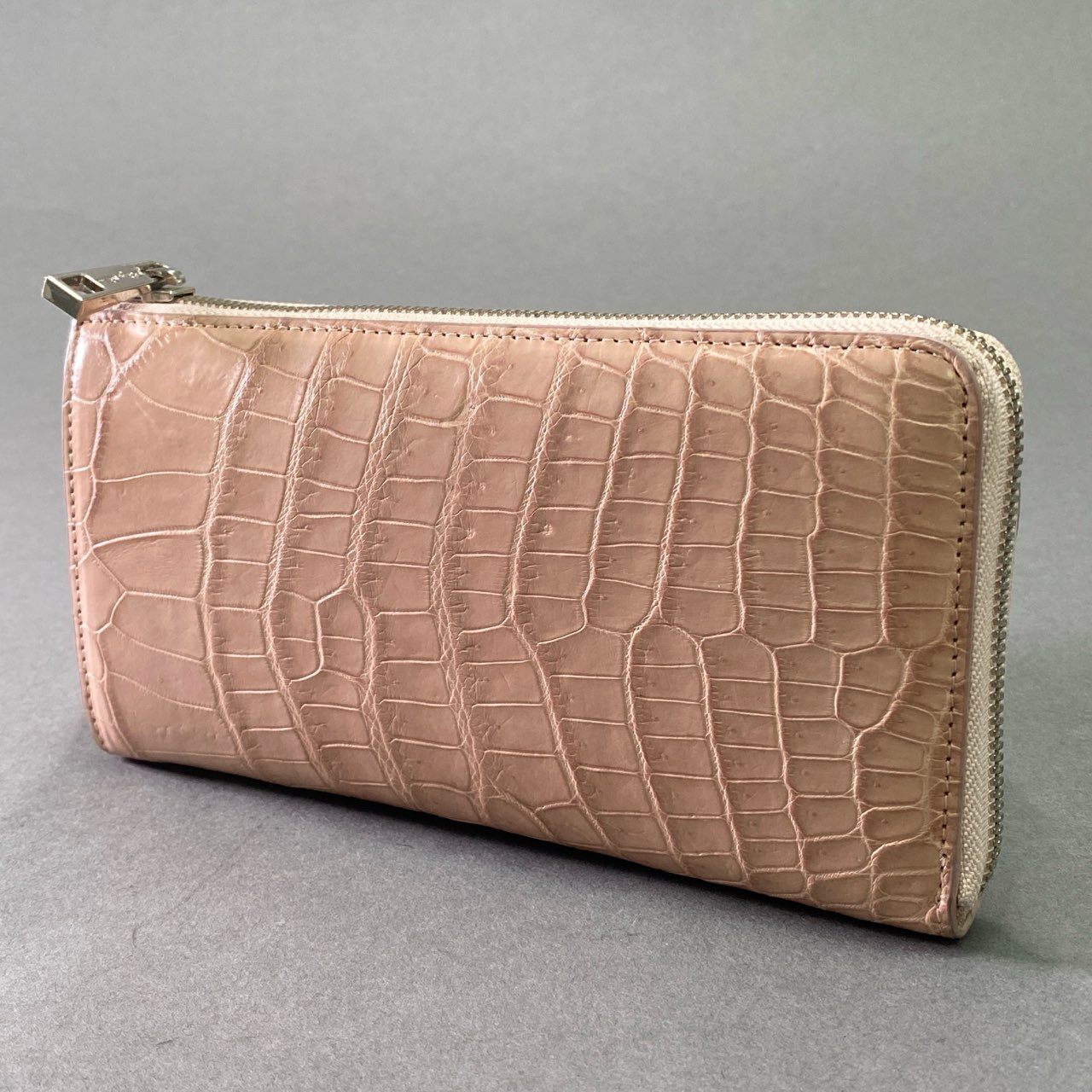 f10 【美品】 Pelley Lusso 本クロコ マットクロコ ラウンドジップ タッセル付き ロングウォレット 長財布 ピンクベージュ クロコダイルレザー レディース
