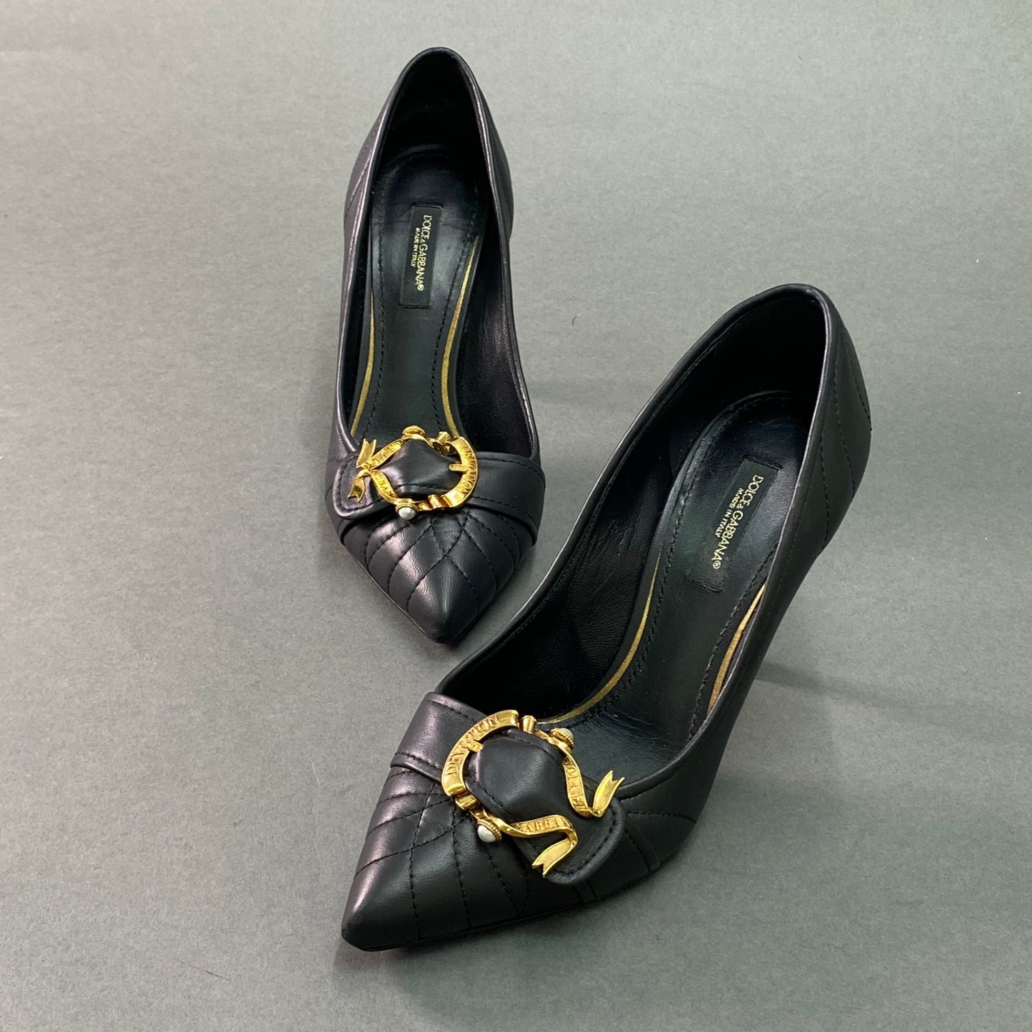 1g9 《美品》 DOLCE&GABBANA ドルチェアンドガッバーナ Pearl Devotion バックルパンプス 36 ブラック レザー ゴールド金具 シューズ D&G ドルガバ