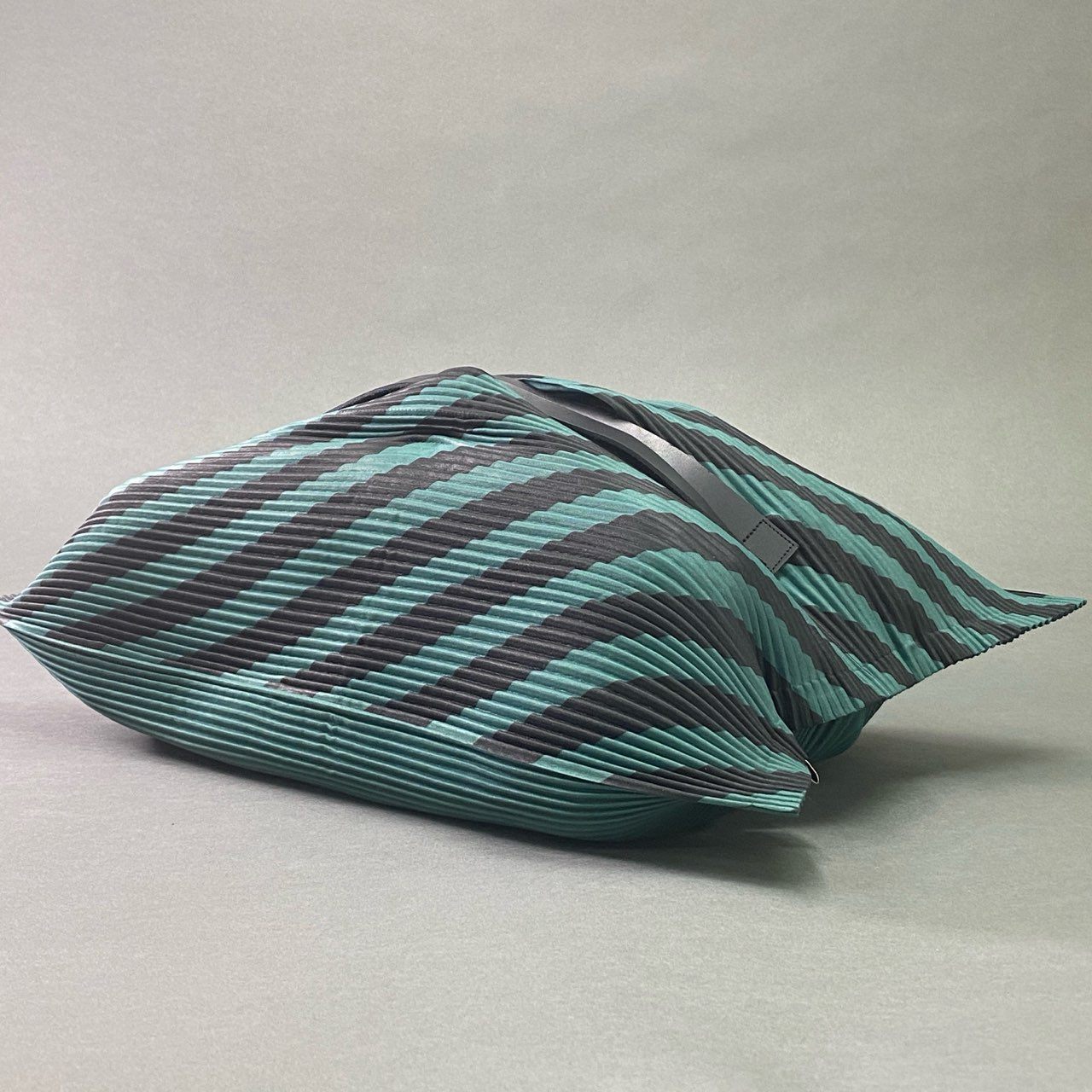 Bc10 me ISSEY MIYAKE ミーバイ イッセイミヤケ 2017SS PLEATS HAND BAG プリーツハンドバッグ ブラック グリーン レザー 牛革 カバン