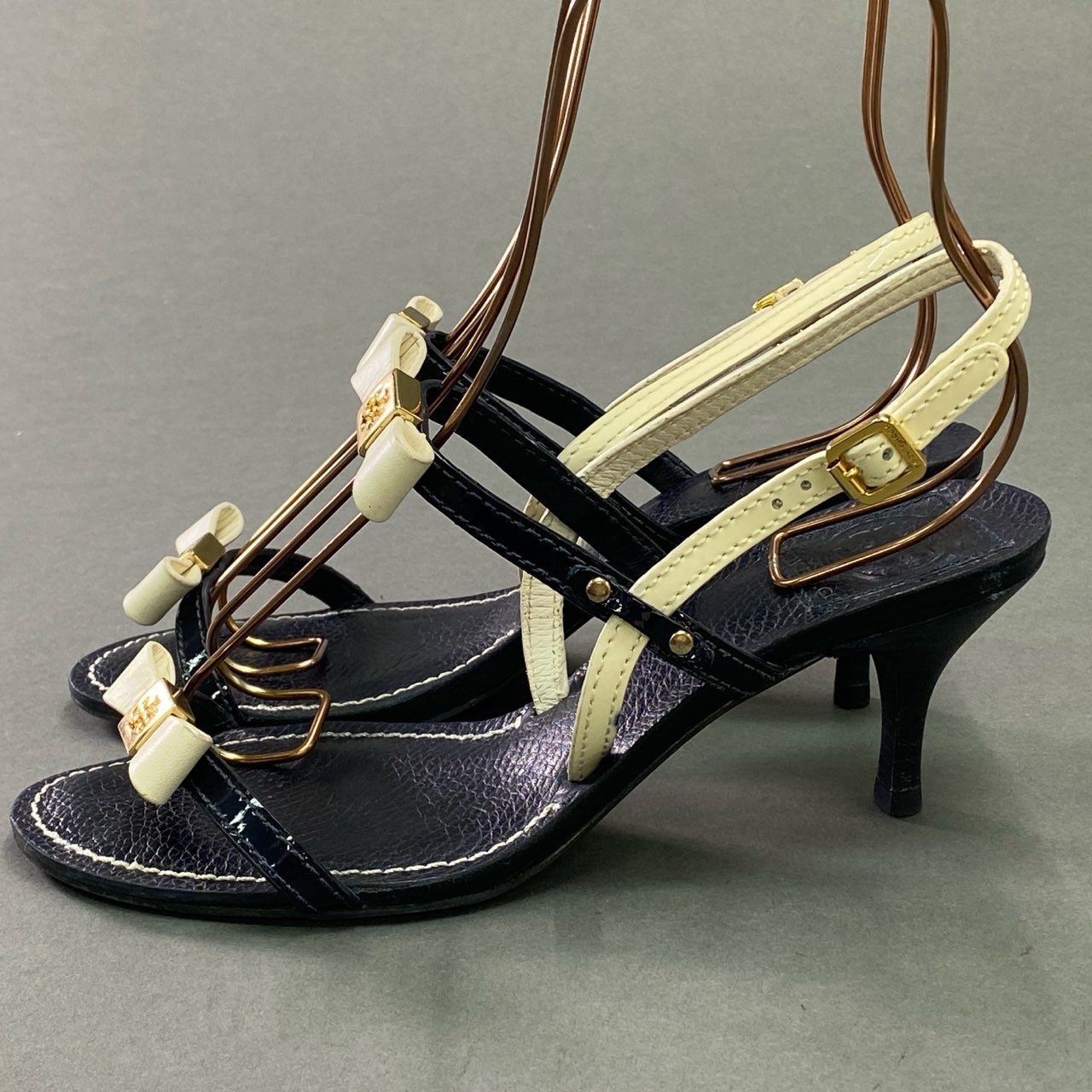 5c21 TORY BURCH トリーバーチ アンクルストラップリボンサンダル 6M ホワイト ネイビー レザー シューズ 夏