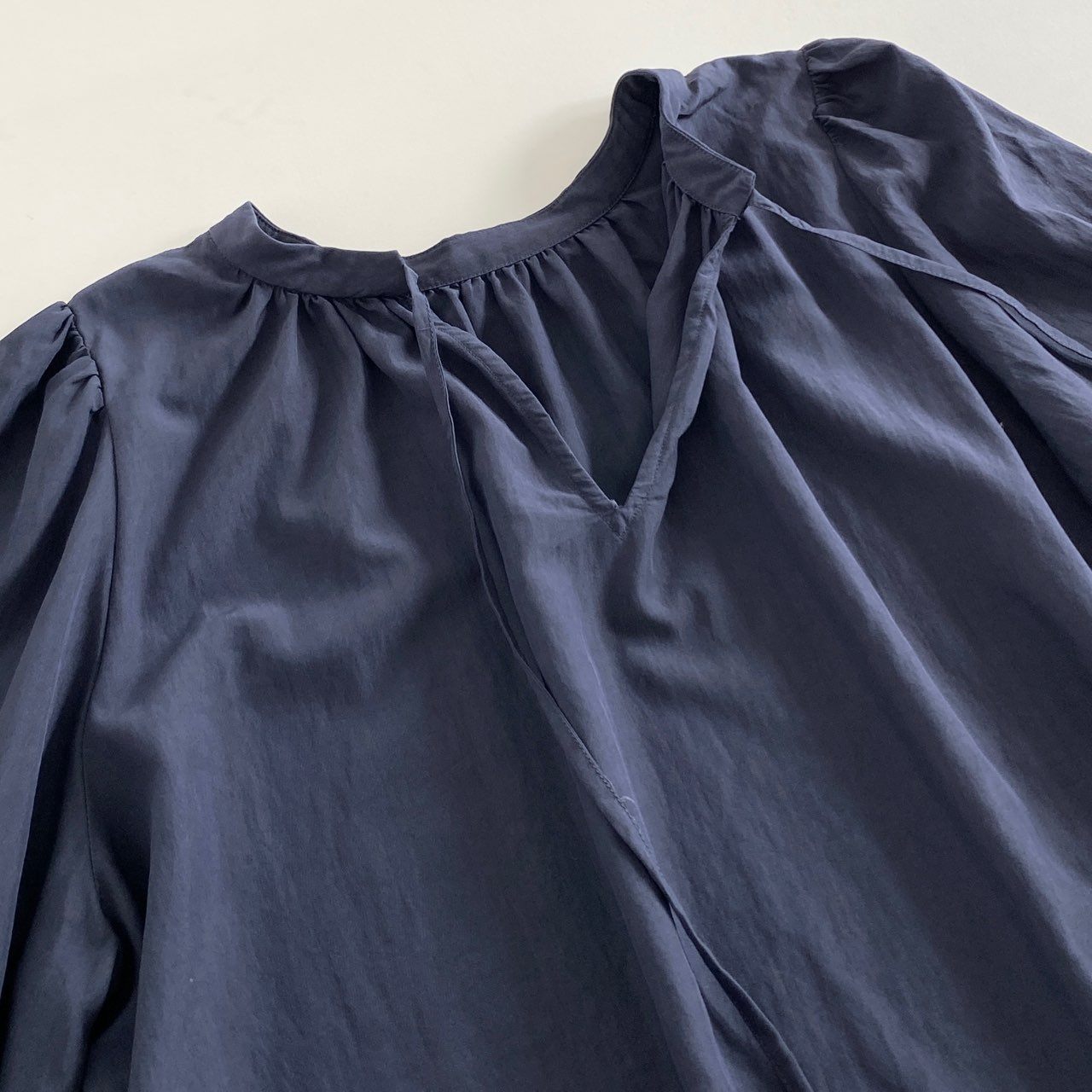 20h7 定価¥15,400 Lounge dress ラウンジドレス 2WAY スキッパーブラウス ベルスリーブ F ネイビー シャツ ハイネック リボン
