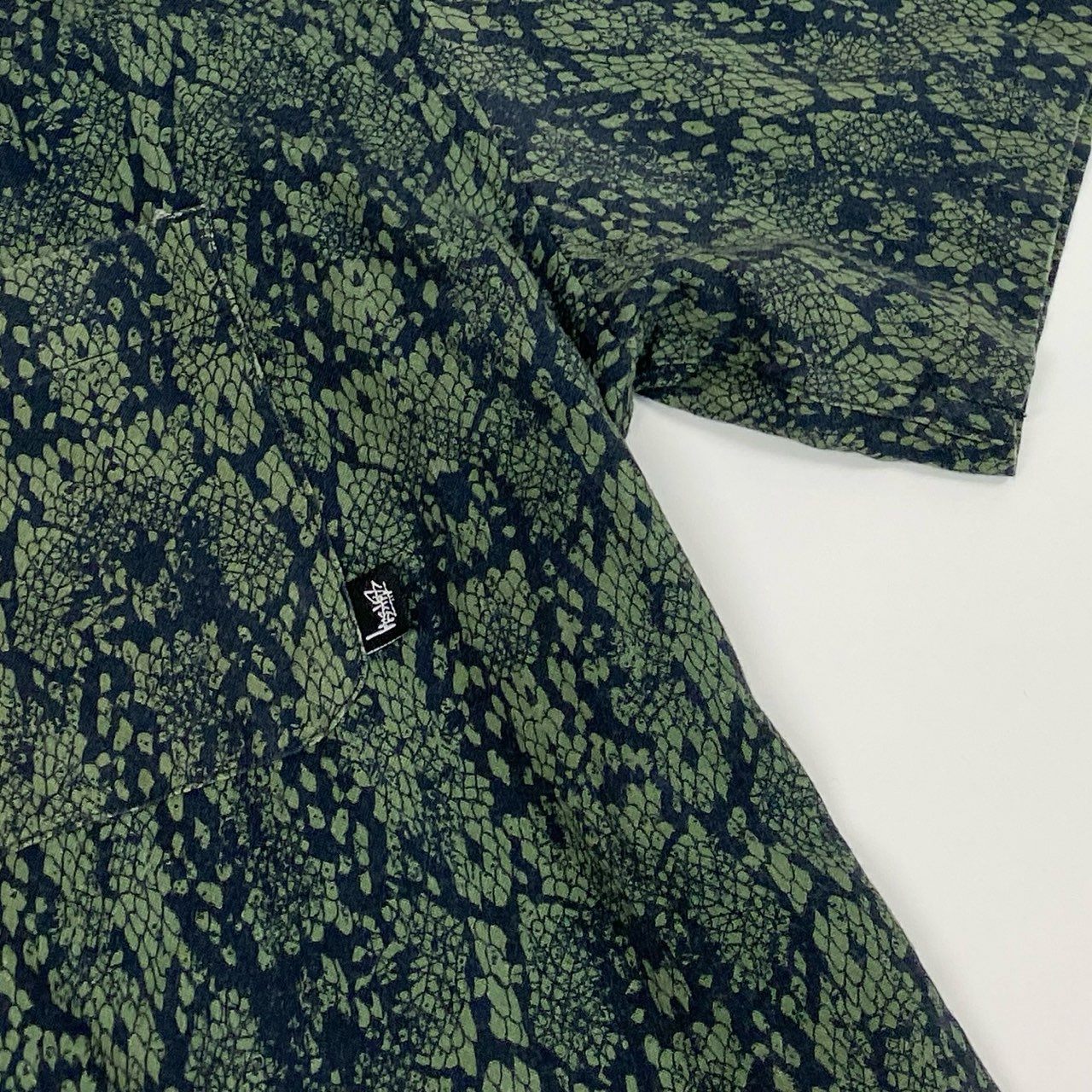 32j3 STUSSY ステューシー ロゴタグ パイソン柄 半袖シャツ オープンカラー 開襟 Sサイズ グリーン レーヨン メンズo07t