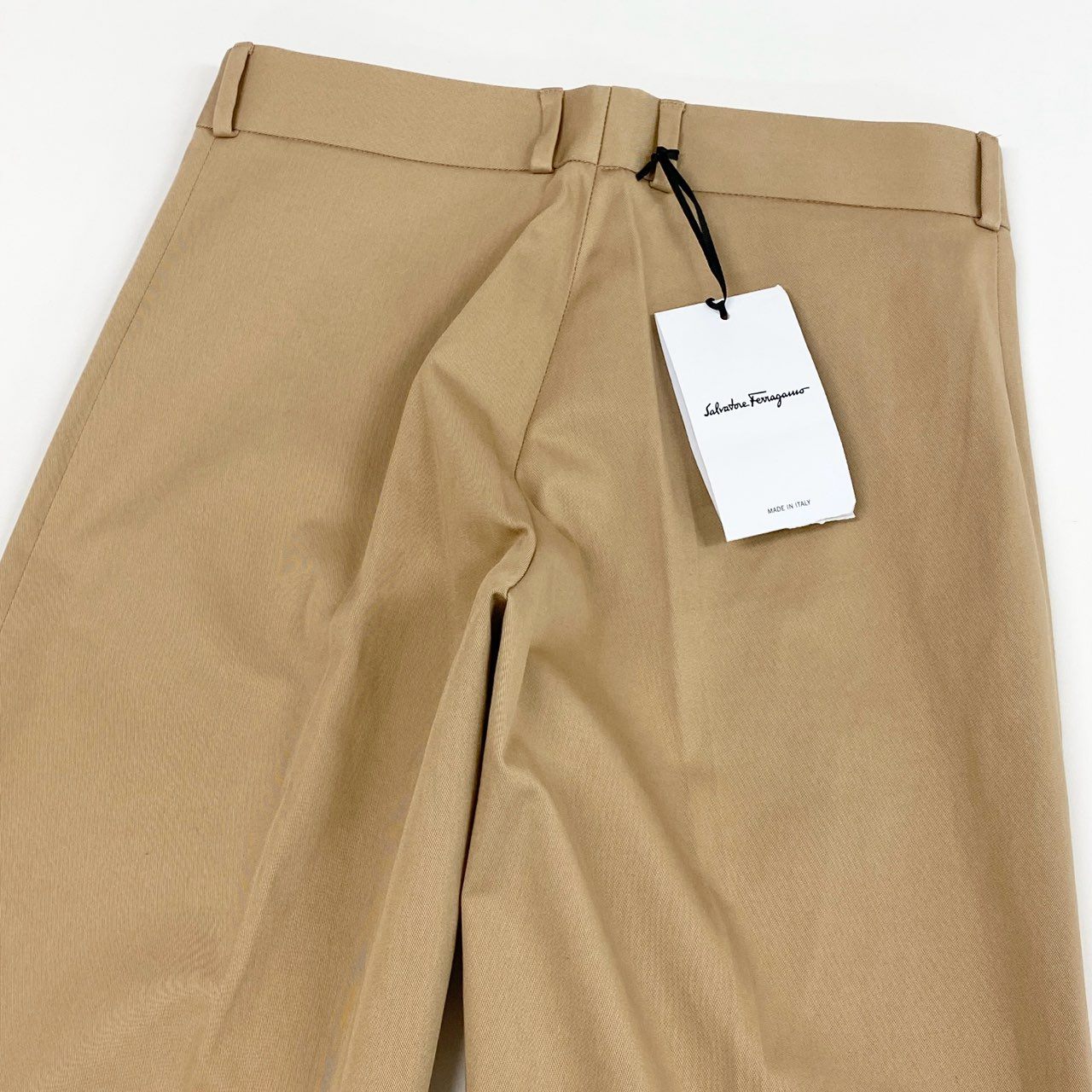 53j17《未使用保管品》 Salvatore Ferragamo サルヴァトーレフェラガモ イタリア製 コットンパンツ センタープレス ボトムス ストレッチ レディース 女性用 40 ベージュu02t