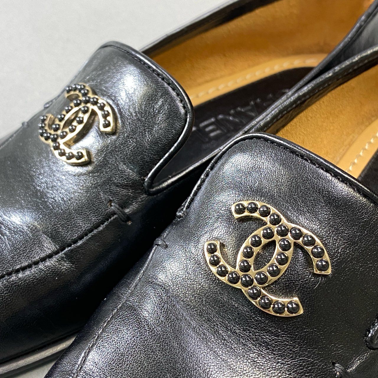 5j16《美品》 CHANEL シャネル ココマーク シャイニー カーフスキン レザーシューズ ローファー 23A G45008 35.5 ブラック レザー 箱・保存袋付きu02t