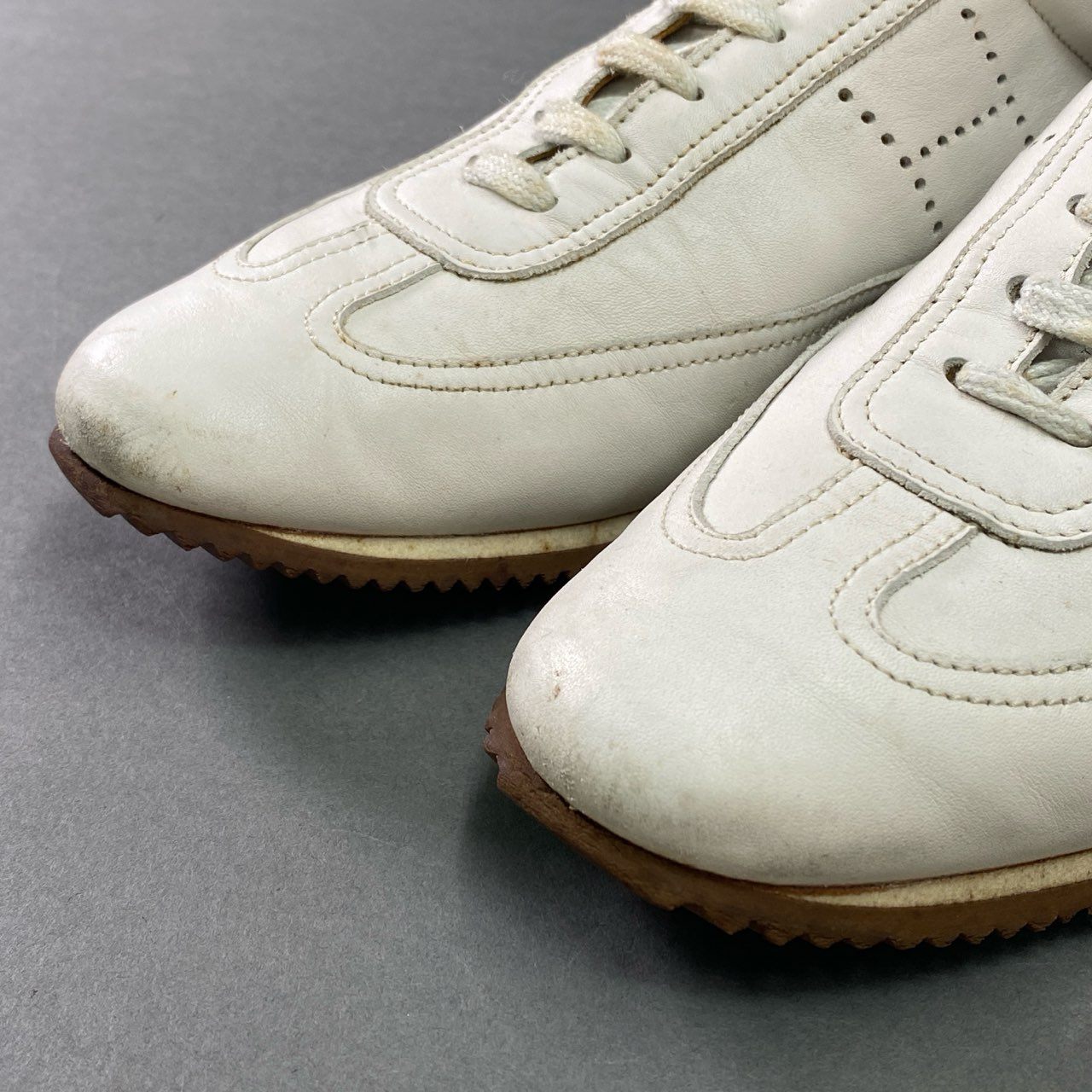 3b7 HERMES エルメス ローカットスニーカー レザースニーカー パンチング Hロゴ leather メンズ 39 ホワイト レザー