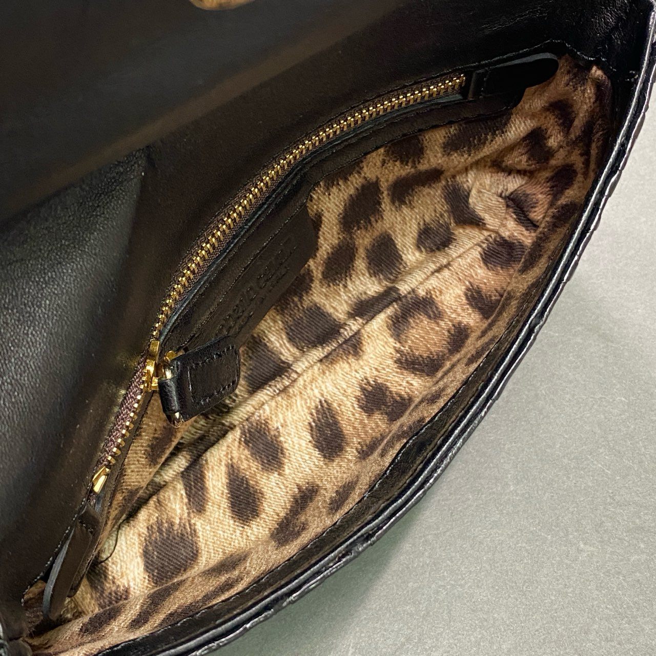 Fc10 roverto cavalli ロベルトカヴァリ ウロボロスカラビナ パイソンレザー ハンドバッグ ポーチ ブラック ゴールド スネーク カバン レオパード イタリア製