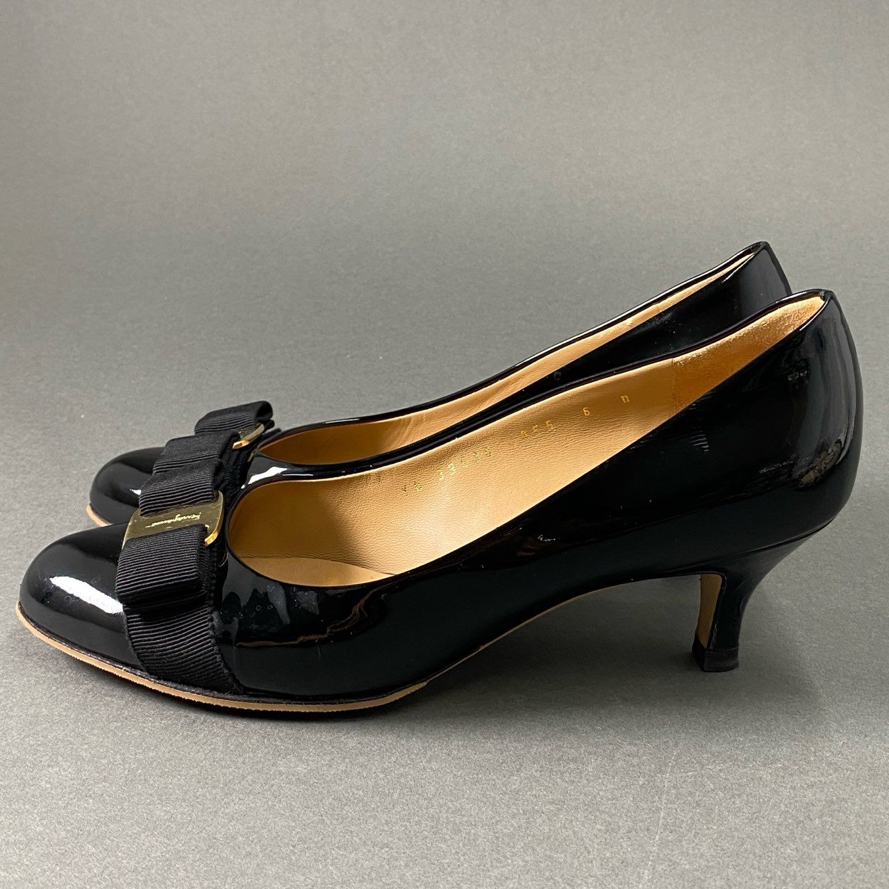 3f26 Salvatore Ferragamo サルヴァトーレフェラガモ ヴァラリボン レザーパンプス サイズ6D ブラック パテントレザー レディ-ス 女性用 靴