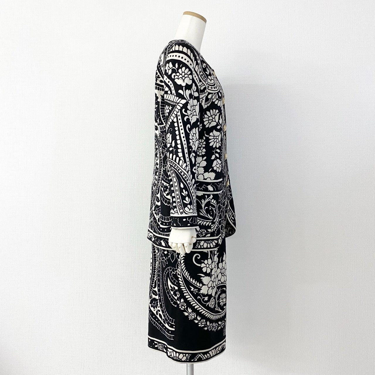 77e25 日本製 LEONARD FASHION レオナール セットアップ スーツ ノーカラージャケット/スカート ロゴ金ボタン サイズ11AR ブラックホワイト シルク100% レディース