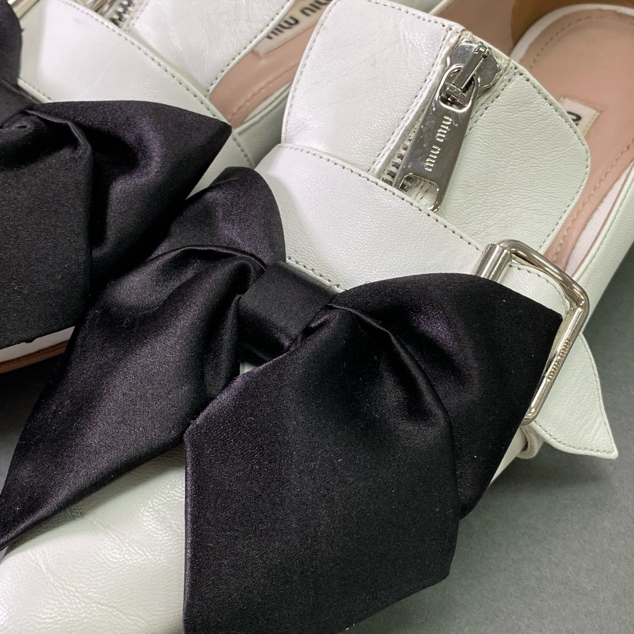 5f8 miu miu ミュウミュウ リボン付き ジップデザイン ローファー 37 1/2 ホワイト ブラック レザー フラットシューズ パンプス 箱付き