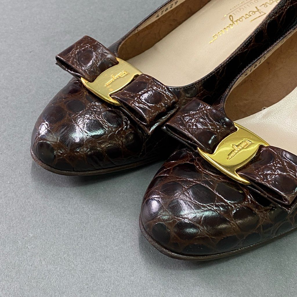 2e10 《美品》 Salvatore Ferragamo サルヴァトーレ フェラガモ VARA ヴァラリボン クロコ パンプス 8 1/2 ブラウン レザー シューズ 革靴 箱付き