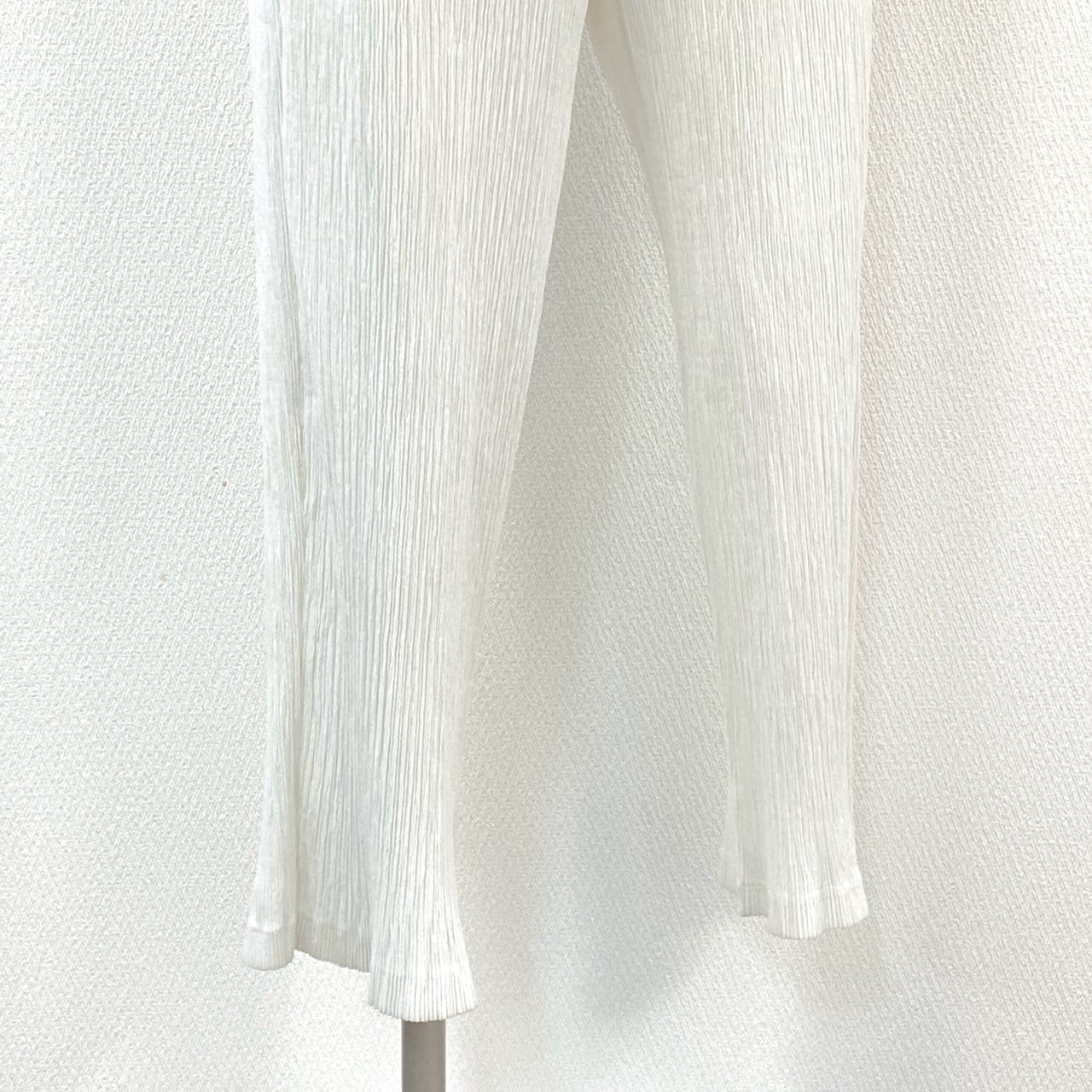 59e7 ISSEY MIYAKE WHITE LABEL イッセイミヤケ ホワイトレーベル プリーツパンツ ボトム サイズ3 ホワイト IM42FF441 レディース 女性用 プリーツプリーズ