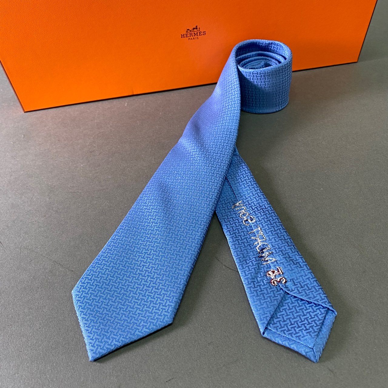 a8 【未使用保管品】 タグ付 HERMES エルメス フランス製 UPSIDE DOWN ネクタイ Hロゴ ビジネス フォーマル 033805T ブルー シルク100%