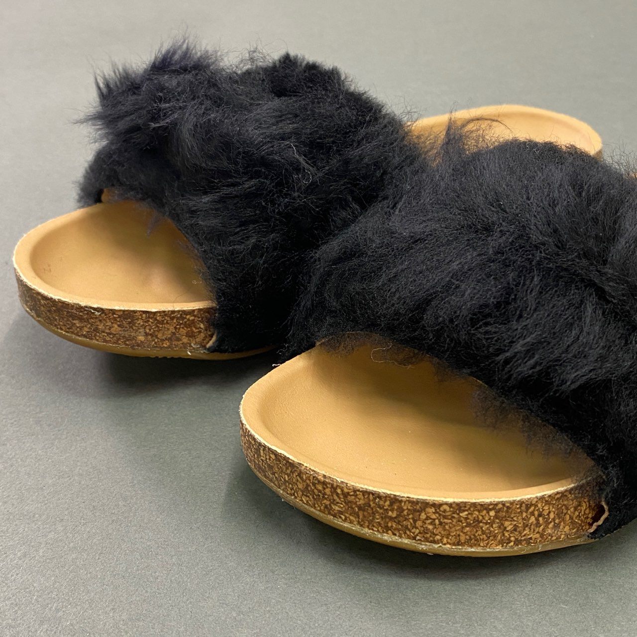 6a10 《未使用品》 定価¥17,600 UGG アグ W DIANE WISP ファーサンダル 22cm ブラック シューズ