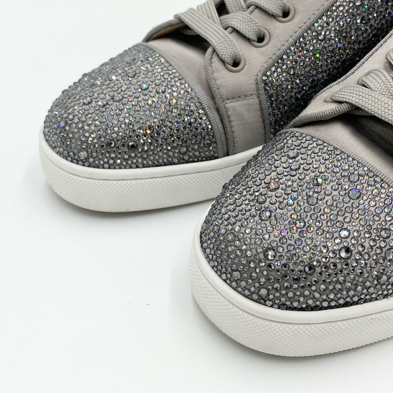 1h20《極美品》 Christian Louboutin クリスチャンルブタン LOUIS STRASS ルイスストラス ラインストーン サテン スニーカー シューズ サイズ42.5 グレー メンズ 紳士靴k02i