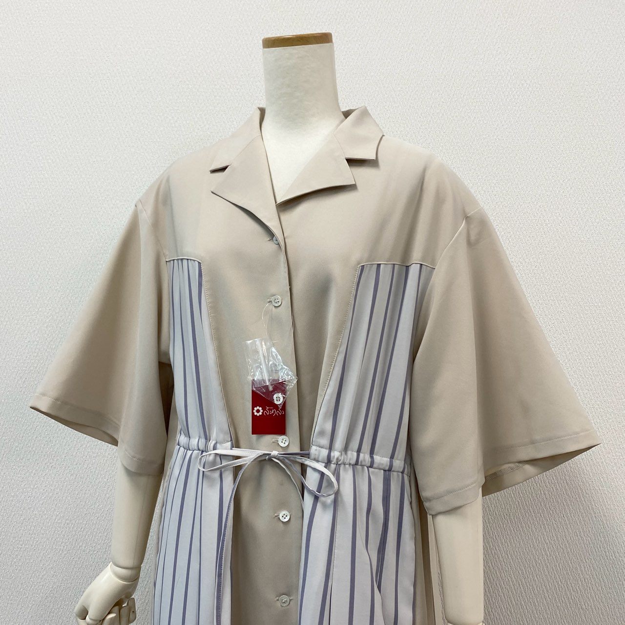 22f18 《未使用》定価¥33.000 ふりふ プリーツ加工 フラワープリント シャツワンピース F ベージュ ドレス