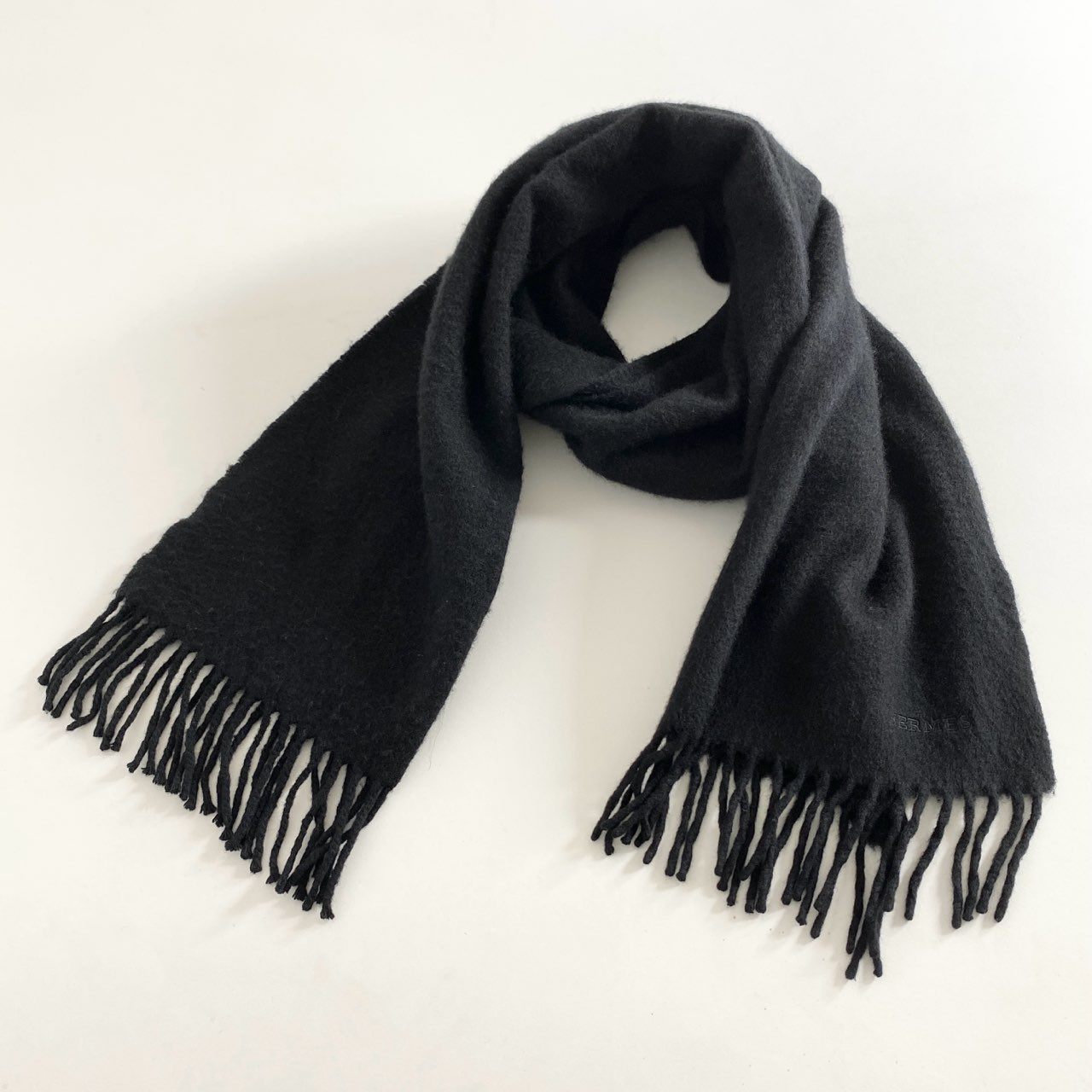 h30-2 スコットランド製 HERMES エルメス 総カシミア マフラー フリンジストール ロゴ刺繍 小物 ブラック カシミヤ100%