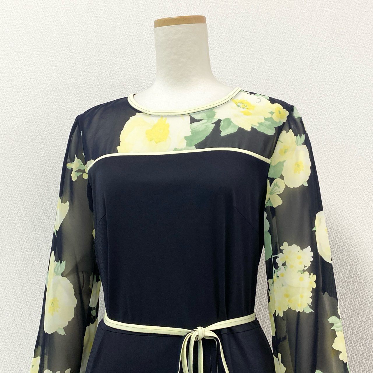42h22《美品》 LEONARD レオナール カンカン素材 ベルト付き シアー切替 フラワーワンピース ドレス 0350302 40 ネイビー イエロー 画像参照 美しい花柄プリント ペチコート付t18r
