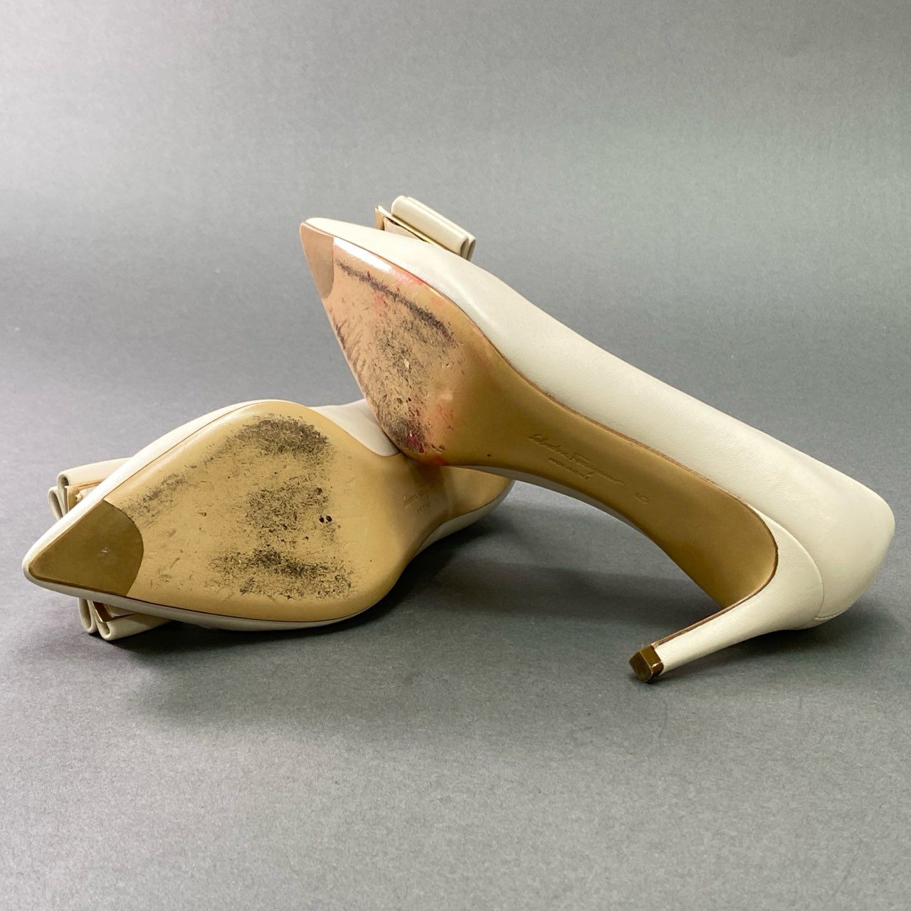 2k11 《美品》 Salvatore Ferragamo サルヴァトーレ フェラガモ VARA ヴァラリボン パンプス 5 約22.5cm アイボリー レザー ZERI 70 イタリア製