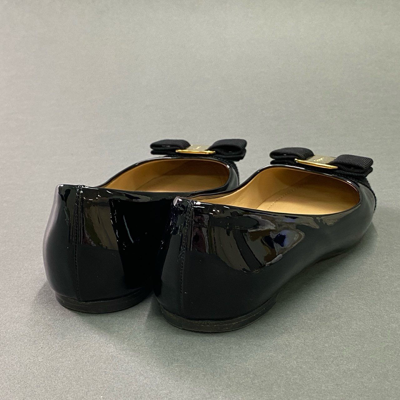 11c19 Salvatore Ferragamo サルヴァトーレ フェラガモ VARINA VARA ヴァラリボン フラットシューズ 7 1/2 ブラック パテントレザー エナメル バレエシューズ イタリア製