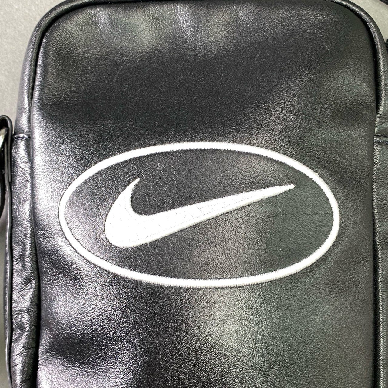 Hg9 SUPREME NIKE シュプリーム ナイキ LEATHER SHOULDER BAG レザーショルダーバッグ HJ7964-045 ブラック 牛革 メンズ