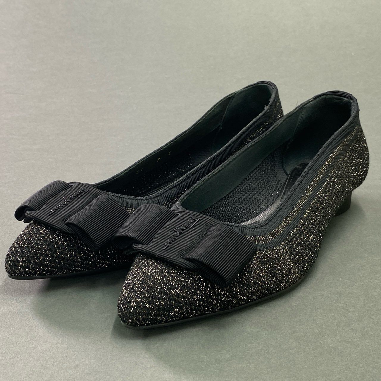5c21 《美品》 Salvatore Ferragamo サルヴァトーレ フェラガモ VARA ヴァラリボン ラメ入り ソックスパンプス 7 ブラック ゴールド イタリア製 シューズ