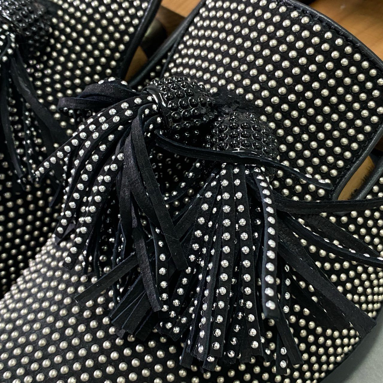 1d14 【未使用】 JIMMY CHOO ジミーチュウ スタッズ タッセルローファー 42 ブラック レザー 革靴 オペラシューズ スリッポン イタリア製 保存袋付き