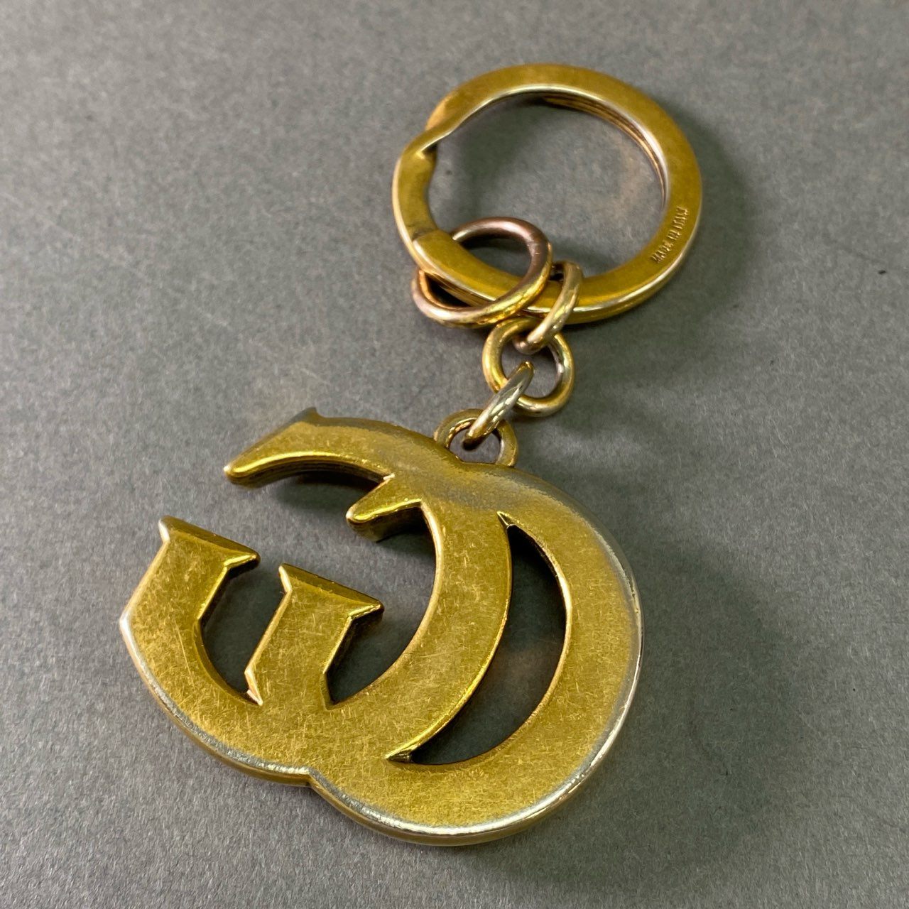 a17 GUCCI グッチ ダブルG キーホルダー ゴールド キーリング チャーム イタリア製 ソフトケース付