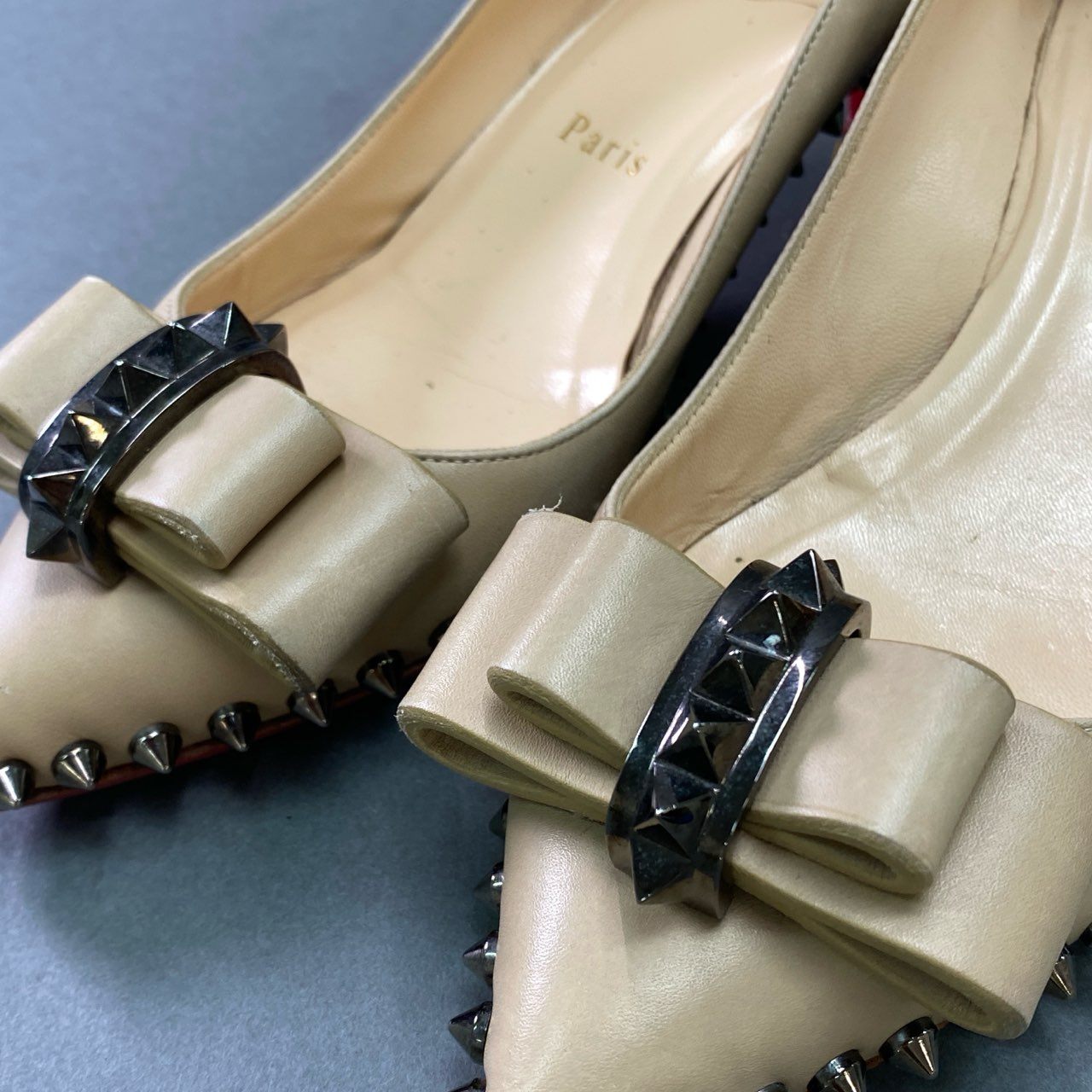 2k11 Christian Louboutin クリスチャン ルブタン ロックスタッズ リボンパンプス 35 1/2 ベージュ レザー シューズ イタリア製