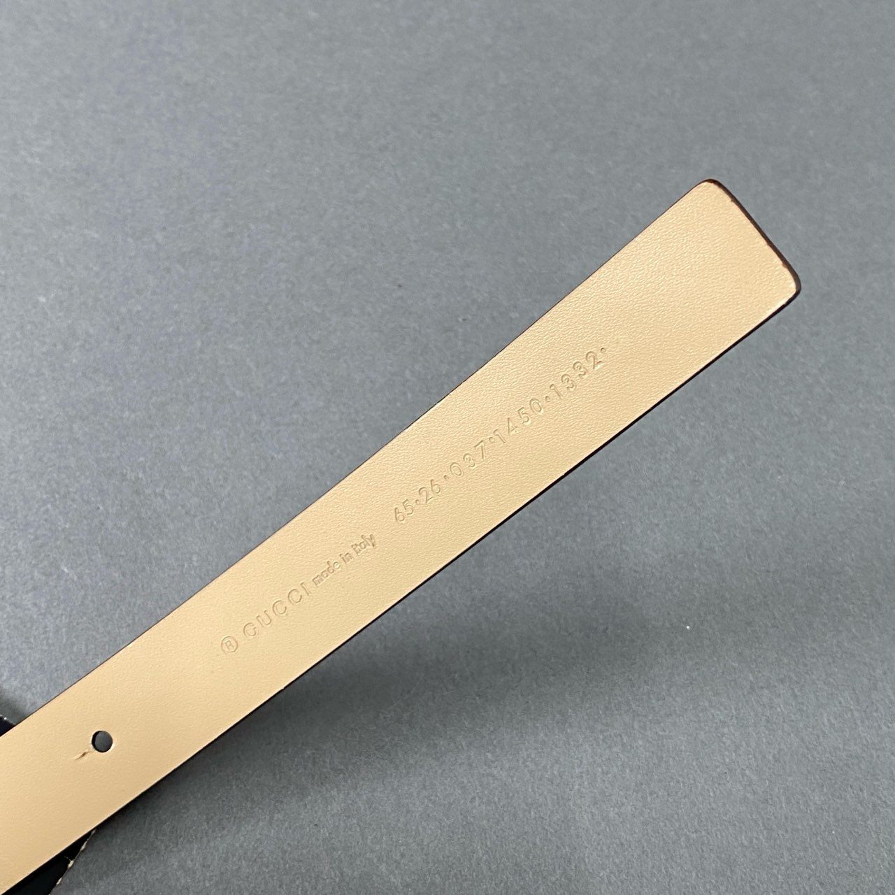 33f23 《美品》 GUCCI グッチ メタルプレート レザー 細ベルト ベージュ シルバー イタリア製 タグ付き