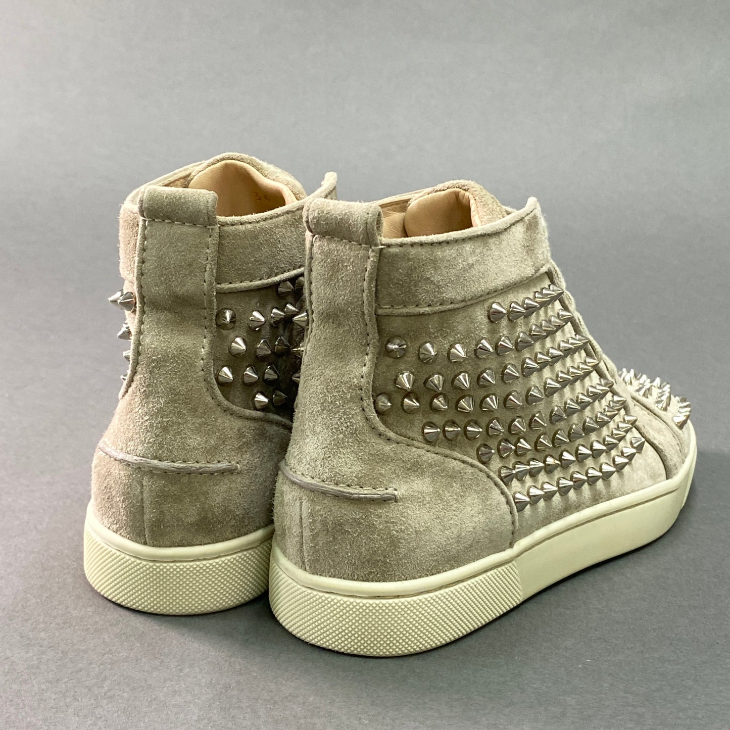 g29《極美品》 Christian Louboutin クリスチャンルブタン LOUIS WOMAN FLAT VEAU スタッズ スニーカー 36 ベージュ スエードレザー シューズ 箱有t18r