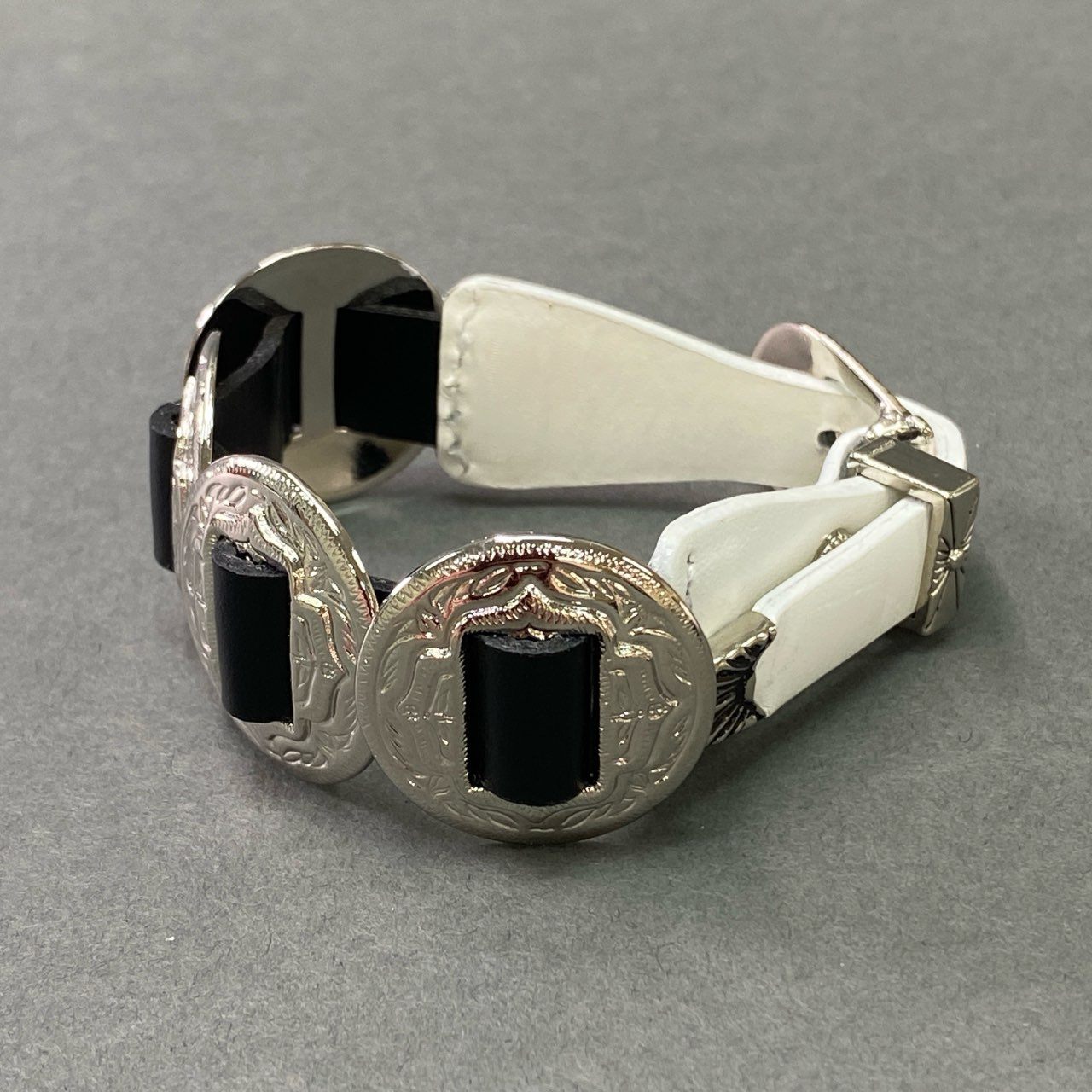 b17 TOGA PULLA トーガプルラ コンチョレザーバングル TP21-AK270 ホワイト シルバー ブレスレット アクセサリー 箱付き