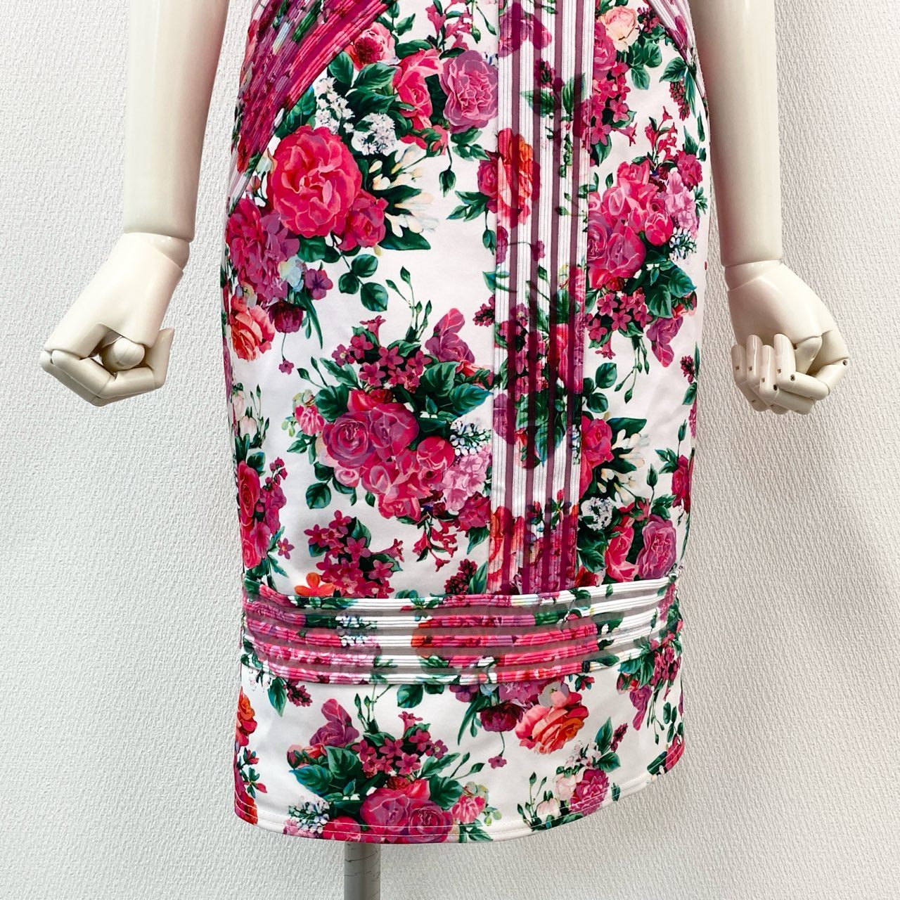 81h7 TADASHI SHOJI タダシショージ ノースリーブワンピース 膝丈ワンピース 花柄 バラ タイトスカート 0 ホワイト マルチカラー レディースk02i