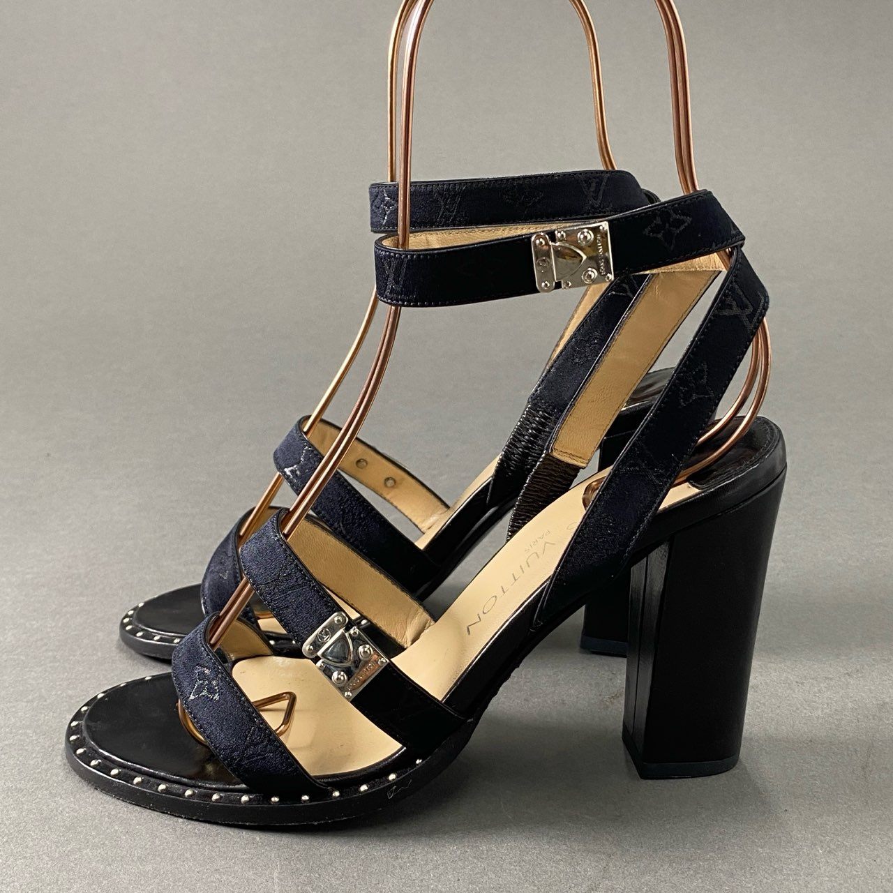 9f18 LOUIS VUITTON ルイヴィトン モノグラム スタッズ アンクルストラップ ヒールサンダル 35 ブラック レザー イタリア製 パンプス
