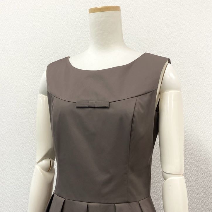 64g24 Rene ルネ タックプリーツ フレアスカート ノースリーブワンピース ドレス リボン レディース 女性用 5536120 36 カーキ系_