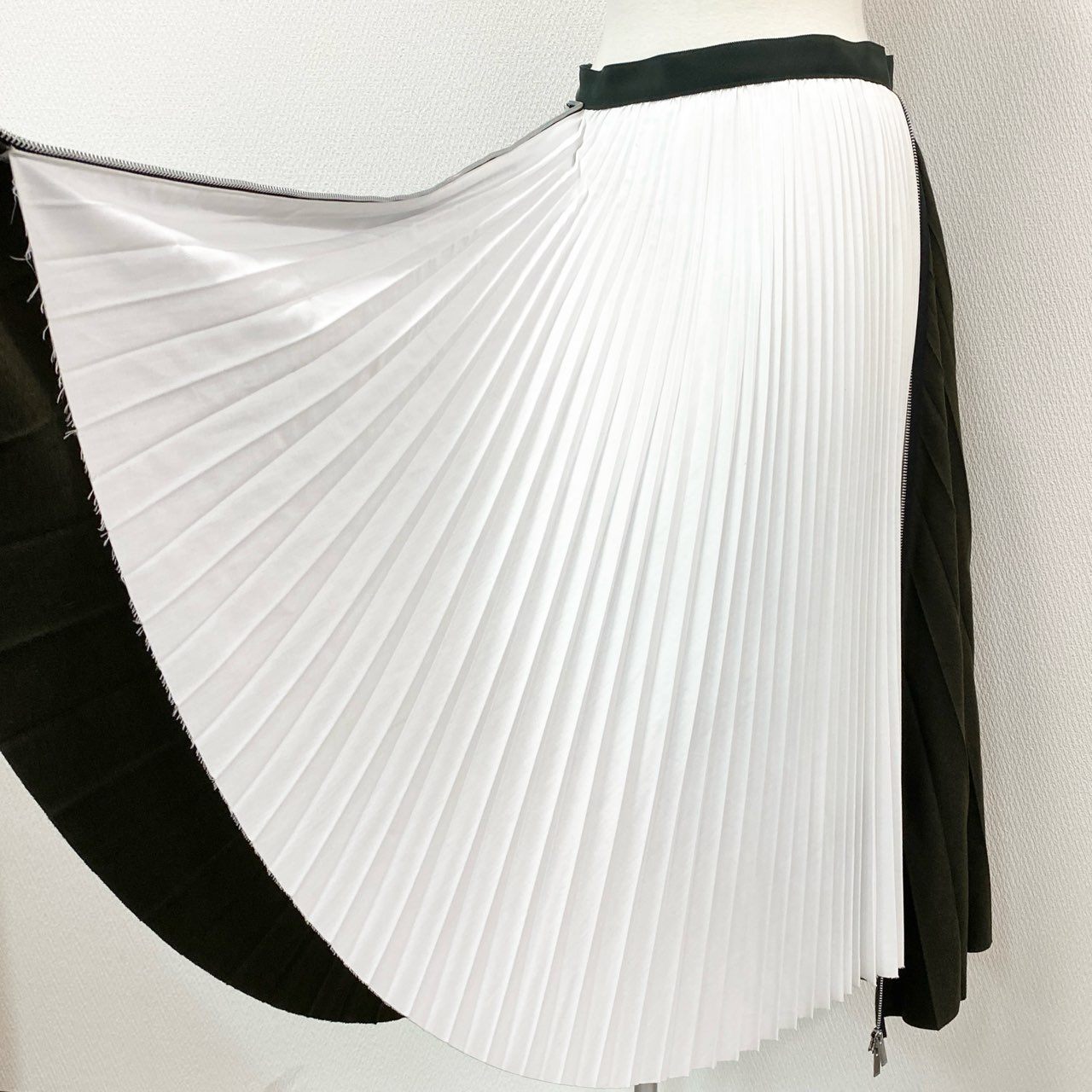 76a14 Sacai サカイ Zip Detail Pleated Skirt ジップデザイン プリーツスカート 19-04540 2 カーキ 日本製