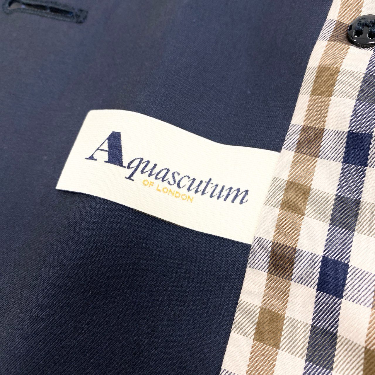 51Ⅼ2 Aquascutum OF LONDON アクアスキュータム 英国製 トレンチコート ロングコート 裏地チェック柄 メンズ 紳士服 ネイビー コットン100%u02t