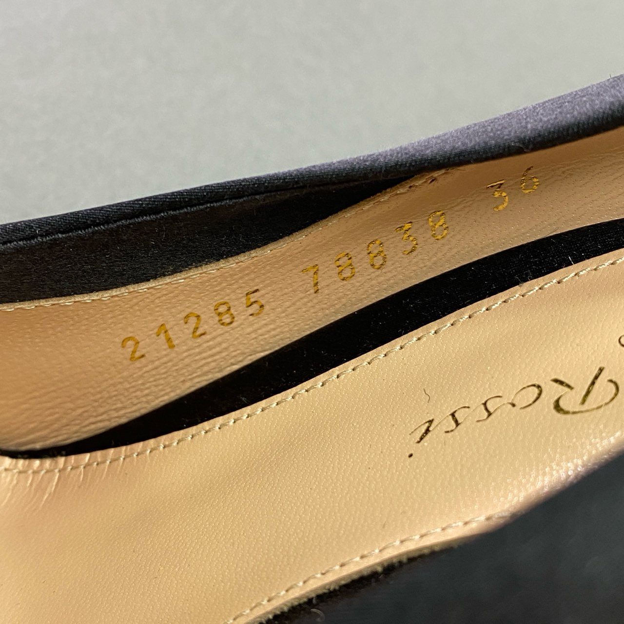 1b28 Gianvito Rossi ジャンヴィトロッシ 《美品》 ポインテッドトゥ ヒールパンプス Vカット 花柄刺繍 和柄 ハイヒール レディース 36 ブラック